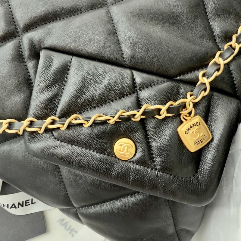 Chanel Shopping Bag in Shiny Lambskin 36 cm